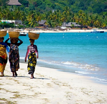 donne con cesta sulla testa in spiaggia