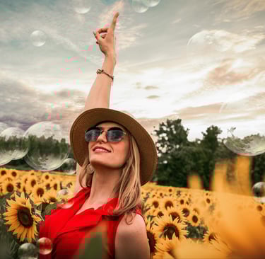 bionda in un campo di girasoli