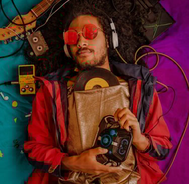 uomo immerso nell'ascolto musicale in pieno relax