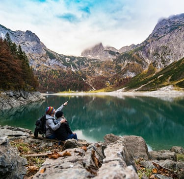 lago di montagna visto da praticanti trekking