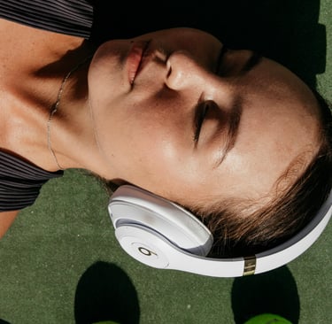 giovane tennista che ascolta musica in cuffia