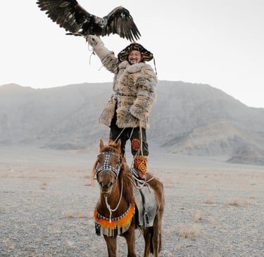 aquila con addestratore a cavallo
