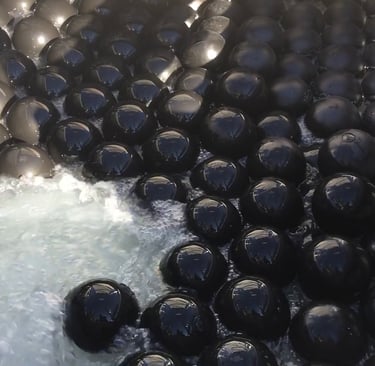 Enviro shade balls installées dans un bassin d'eau