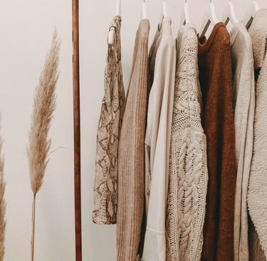 textile et matières éco responsables vêtement sur cintres