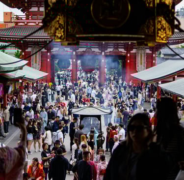 Kaminarimon Thunder Gate with giant red lantern at Senso-ji Temple Tokyo