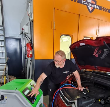 employé de pgautomobile qui réalise une réparation