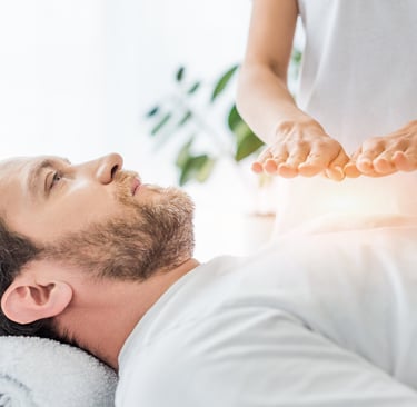 séance de magnétisme, la personne principale est allongée sur le dos et elle reçoit de l'énergie