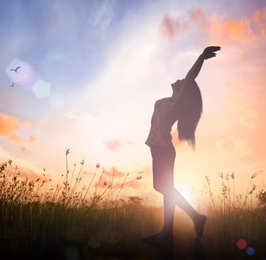 Personne qui se sent libéré, elle lève les bras aux ciel