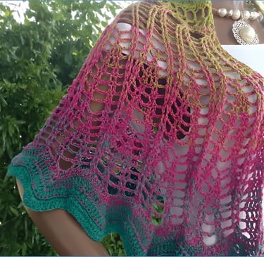 Châle sur les épaules d'une femme