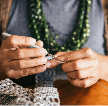 Femme qui fait du crochet à la main