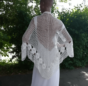Châle Grand jour crochet blanc avec fleurs en relief T 38/40
