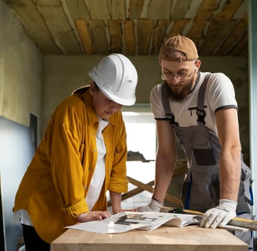 Dos personas analizando los planos de una casa