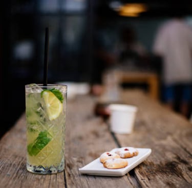 mojito, verre highball sur table de bois