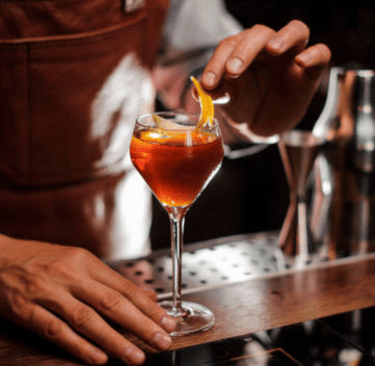 Barmen déposant la touche final sur cocktail