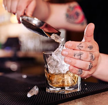 barmen mettant glace dans verre