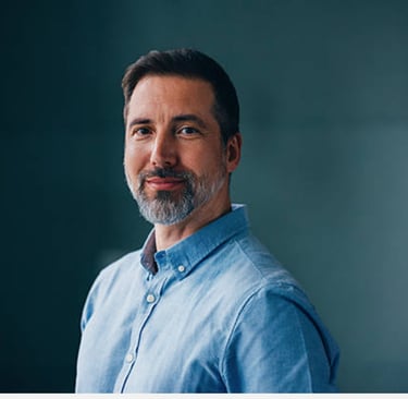 homme de 50 ans barbe grise