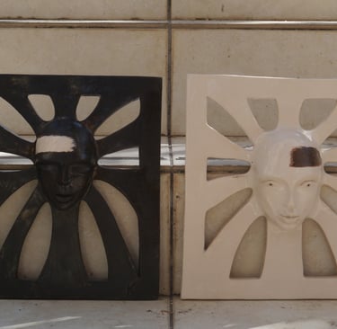 Bu ikili çalışma, İnsan yüzünü İZ’in en kalıcı sembolü olarak merkezine alır. 