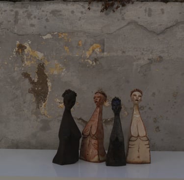 Bu seride ki heykeller uzun boyunları, maskeyi andıran yüz ifadeleri, köşeli gövdeleri ile edilgen b