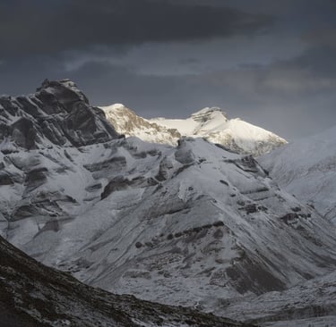 An avalanche on the Himalayan peak Yalung Ri in Nepal has left three climbers dead and eight others missing