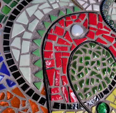 Détail de mosaique artisanale courbes et textures différentes