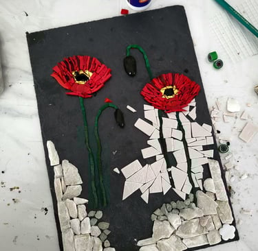 a red flower with a green ribbon on it. Un coquelicot en mosaique