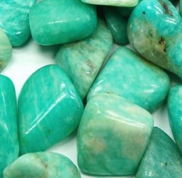 L'amazonite de Madacascar. Elle aide à prendre les situations moins au sérieux, à relativiser, à viv