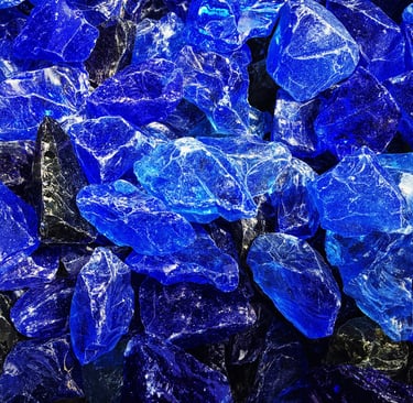 Lapis lazuli, pierres bleues semi-précieuses rassemblées
