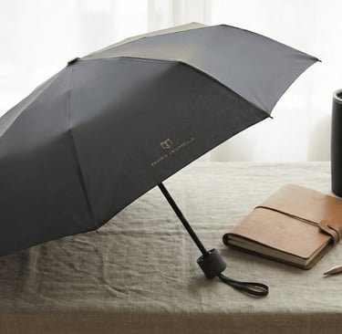 Desain payung kustom minimalis dengan logo perusahaan yang elegan.