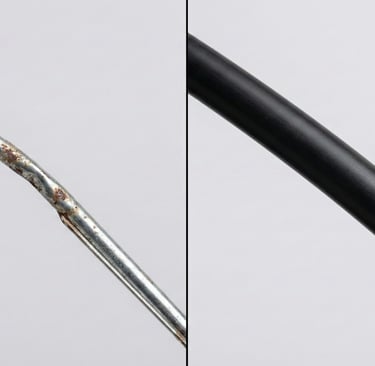 Visualisasi perbandingan rangka besi berkarat vs fiberglass hitam yang tebal dan kokoh.