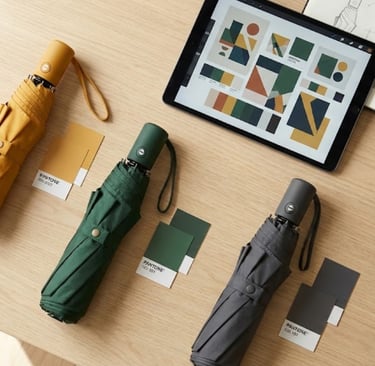 Flat lay proses pemilihan warna payung merchandise sesuai identitas brand.