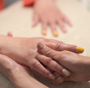 Massage des mains offert avec la pose de vernis semi-permanent à Sauvian