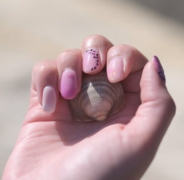 Vernis semi-permanent girly pour l'été réalisé vers Béziers