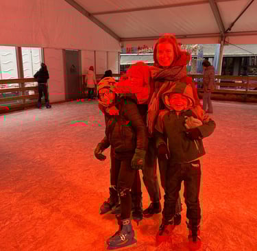 élèves sur la patinoire avec madame Olivia