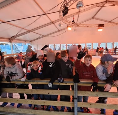 Classe de madame Delphine sur la patinoire