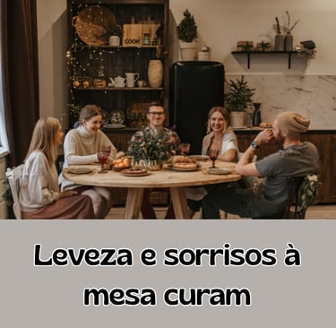 amigos sorrindo à mesa