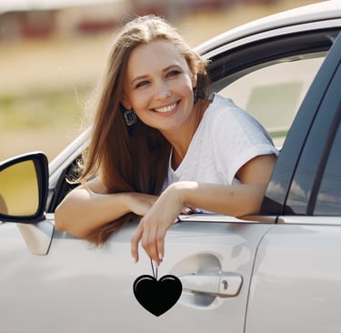 mulher feliz e eleve dirigindo