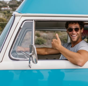 homem dirigindo feliz e tranquilo