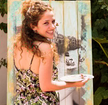 MULHER FELIZ PINTANDO 