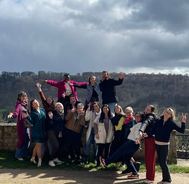 Un groupe de personne à l'évènement Mademoiselle Violette