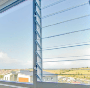 ventamas estilo persiana en marco de aluminio