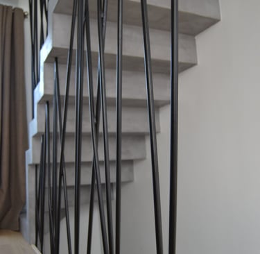 Escalier avec garde corps design personnalisée en fer teinté