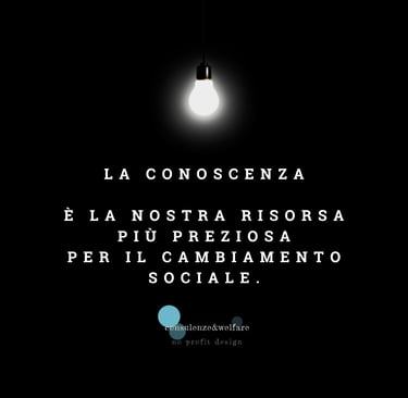 una lampadina con una frase riguardo la conoscenza come risorsa di cambiamento sociale