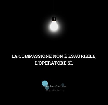 una lampadina con una frase riguardo la compassione e l'esaurimento degli operatori