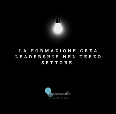 una lampadina con una frase riguardo la formazione come strategia di leadership nel terzo settore