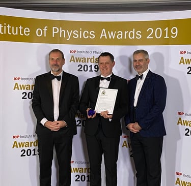 simon hewitt receiving a physics teacher award from the institute of physics 