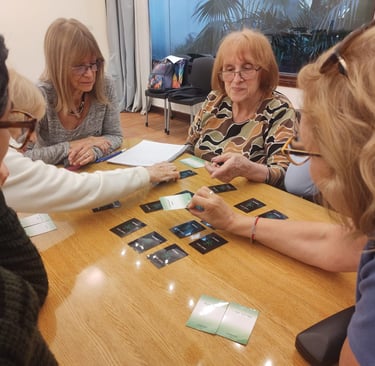 Coordinadora de un geriátrico actualizando el calendario de actividades cognitivas junto a una resid