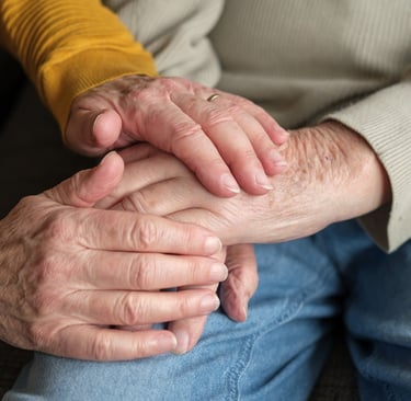 Manos de ancianos se entrelazan