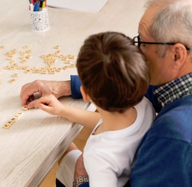 Niño jugando con Abuelo en PAMI