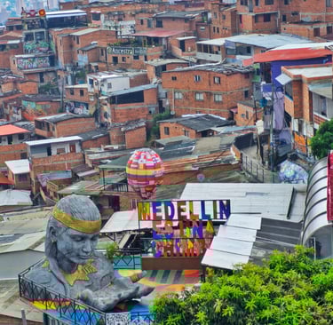 mirador de la Pachamama, Recorrido del Graffiti Tour en la Comuna 13 de Medellín