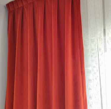Tenture velours terracotta finition tête plis plats
